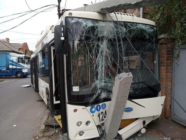 Масштабна ДТП у Кропивницькому: вантажівка врізалася в тролейбус з пасажирами (ФОТО)