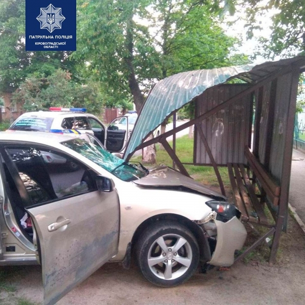 У Кропивницькому п&#039;яний водій розтрощив автівку та пошкодив зупинку громандського транспорту