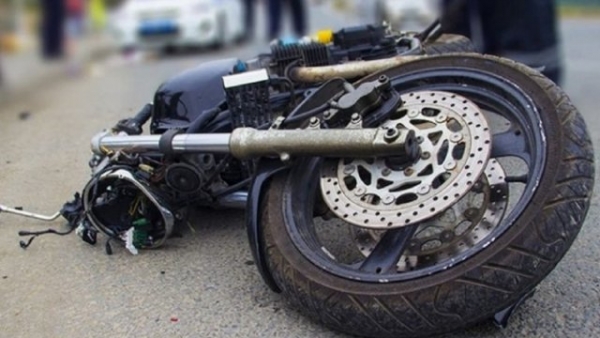 Помер у машині «швидкої»: у Кропивницькому мотоцикліст не пережив зіткнення з деревом