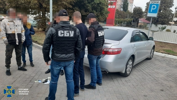 СБУ затримала на 3,5 тисячах доларів хабаря посадовця міграційної служби у Кропивницькому (ФОТО)