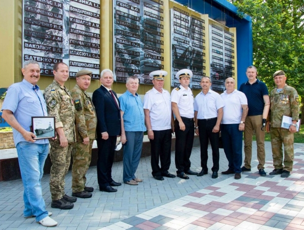 Середній десантний корабель “Юрій Олефіренко” отримав подарунки від міської влади