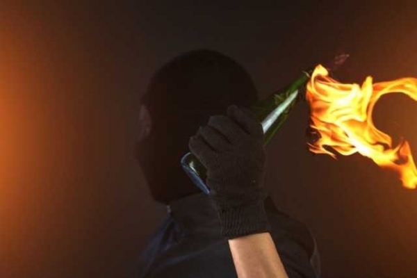 Чоловік на Кіровоградщині намагався спалити сусідів коктейлем Молотова