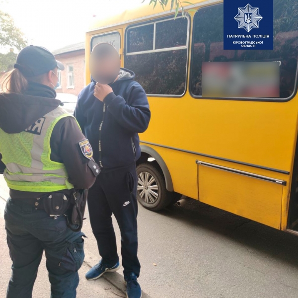 COVID-19: патрульні на Кіровоградщині перевіряють маршрутки та автобуси (ФОТО)