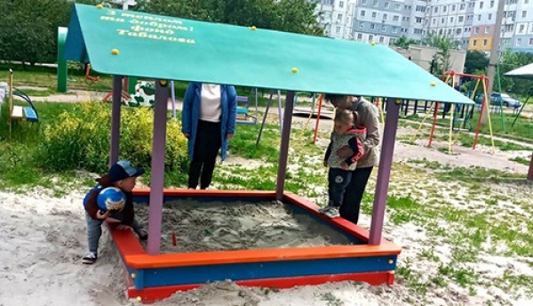 Для кропивницьких дітей в одному з мікрорайонів міста облагородили дитячий майданчик (ФОТО)