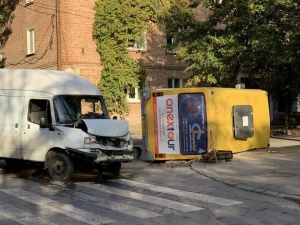 Через зіткнення у центрі Кропивницького перекинулась маршрутка з пасажирами, двох осіб доправили до лікарні (ВІДЕО)